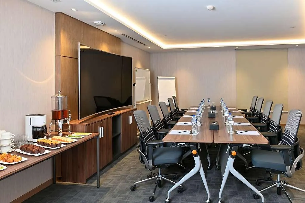 Comfort Hotel Jeddah King Road 3*,